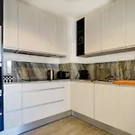 Beachstyle Penthouse By Hello Homes Σίτζες